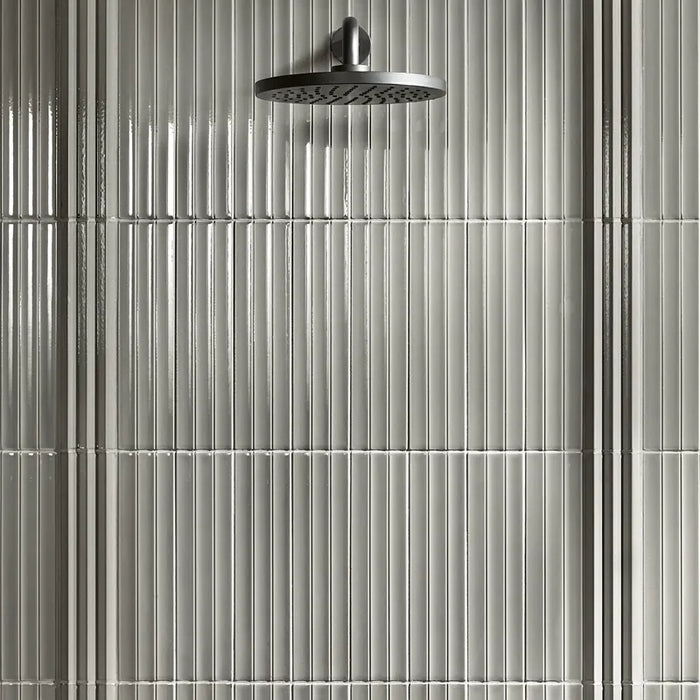 Ambientazione con una doccia minimale  con Decoro KitKat  collezione Abacus di Settecento Ceramica, Flatt Dove 7,5x30