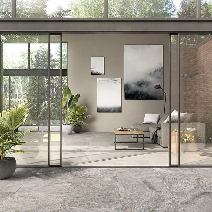Esterno casa con pavimento in gres porcellanato effetto pietra naturale per esterni quarzite della Collezione Stonequartz di Alfalux, formato 60x60 rettificato, colore Grigio