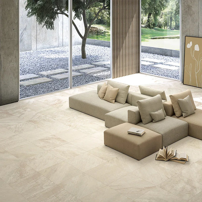 Salotto con pavimento in gres porcellanato effetto pietra naturale quarzite della Collezione Stonequartz di Alfalux, formato 60x60 rettificato, colore Bianco