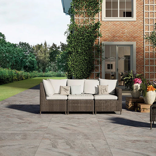 Giardino con pavimento in gres porcellanato effetto pietra naturale quarzite per esterni della Collezione Stonequartz di Alfalux, formato 60x120 rettificato, colore Grigio