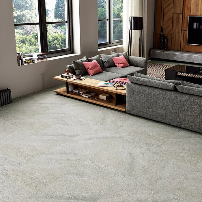 Salotto con pavimento in gres porcellanato effetto pietra naturale quarzite della Collezione Stonequartz di Alfalux, formato 60x120 rettificato, colore Perla