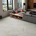 Salotto con pavimento in gres porcellanato effetto pietra naturale quarzite della Collezione Stonequartz di Alfalux, formato 60x120 rettificato, colore Perla