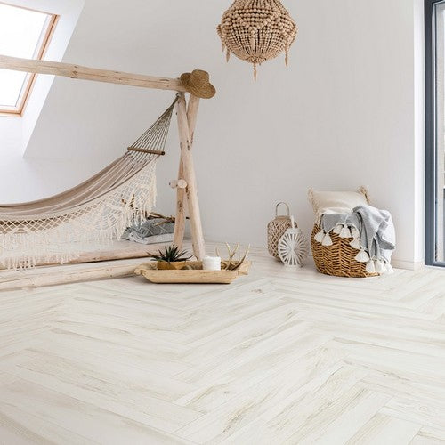 Gres Porcellanato Effetto legno Bianco, collezione Amazzonia di Savoia Italia, ambientazione a spina di pesce. Formato 20x120