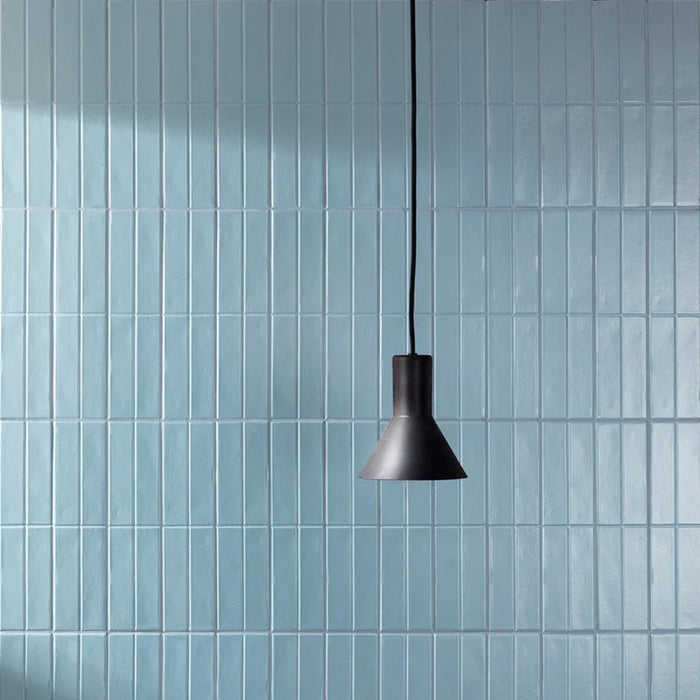 Dettaglio piastrella per rivestimento in gres porcellanato effetto mattoncino opaco 7,5x30 cm della collezione Artifact, colore Blue di Ceramica Settecento