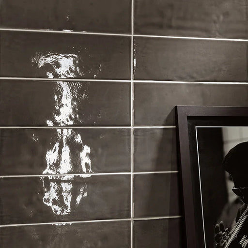 Dettaglio piastrella per rivestimento in ceramica effetto fatto a a mano lucido 15x45 cm della collezione Chelsea, colore Charcoal di Ceramica Settecento