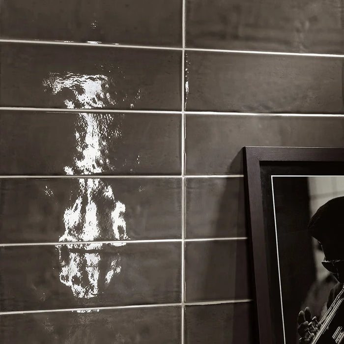 Dettaglio piastrella per rivestimento in ceramica effetto fatto a a mano lucido 15x45 cm della collezione Chelsea, colore Charcoal di Ceramica Settecento