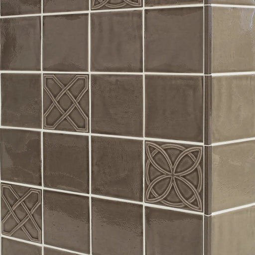 Dettaglio piastrella per rivestimento in ceramica effetto fatto a a mano lucido 15x15 cm della collezione Chelsea, colore Choco di Ceramica Settecento