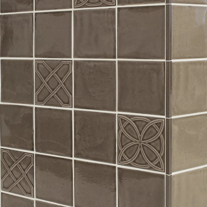 Dettaglio piastrella per rivestimento in ceramica effetto fatto a a mano lucido 15x15 cm della collezione Chelsea, colore Choco di Ceramica Settecento