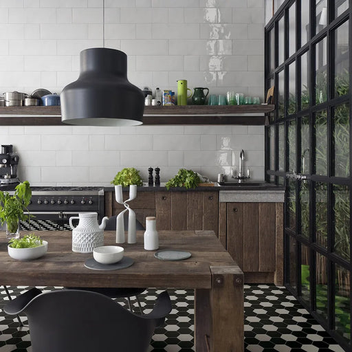 Dettaglio piastrella per rivestimento in ceramica effetto fatto a a mano lucido 15x45 cm della collezione Chelsea, colore Pure White di Ceramica Settecento