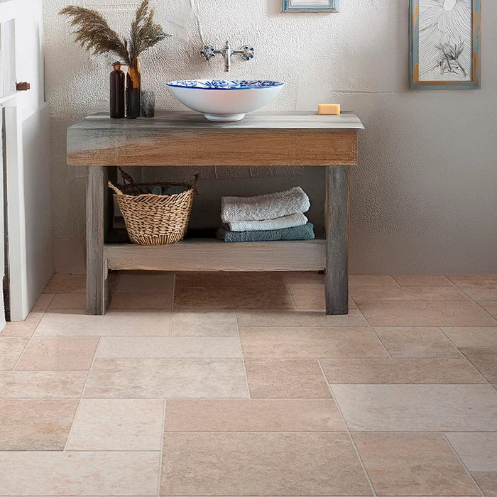 Bagno con mobile in legno rustico e pavimento Gaia di Savoia Italia in gres porcellanato effetto pietra 30x60 cm con bordo irregolare anticato per pavimenti rustici