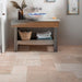 Bagno con mobile in legno rustico e pavimento Gaia di Savoia Italia in gres porcellanato effetto pietra 30x60 cm con bordo irregolare anticato per pavimenti rustici