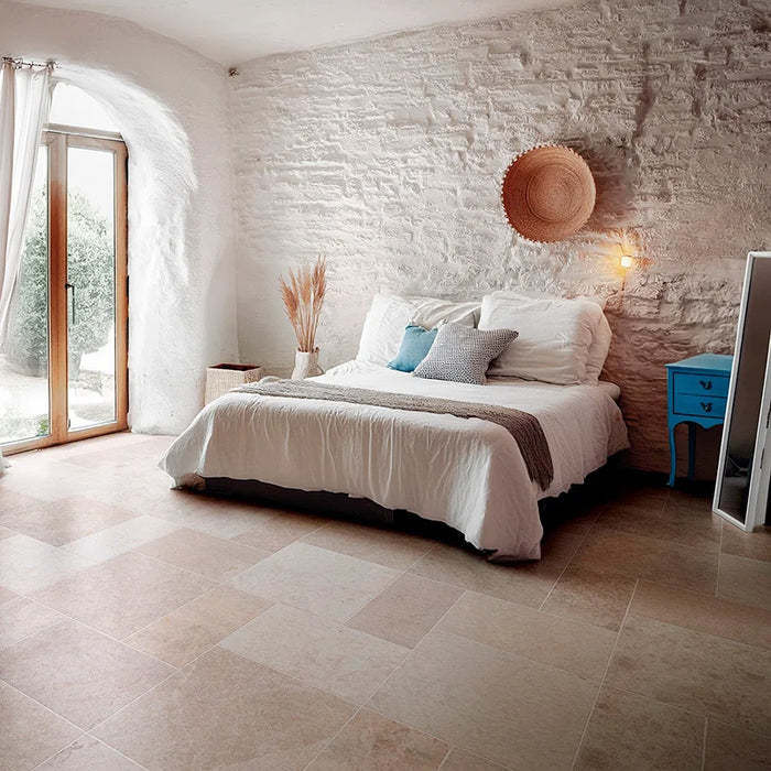 Camera da letto rustica moderna con pavimento Gaia di Savoia Italia in gres porcellanato effetto pietra 40x60 cm con bordo irregolare anticato per pavimenti rustici