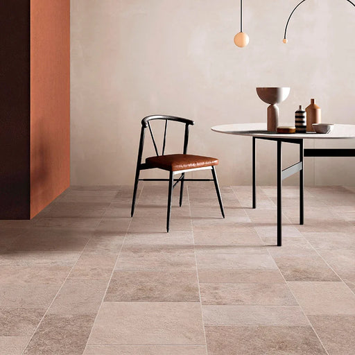 Soggiorno con pavimento Gaia di Savoia Italia in gres porcellanato effetto pietra 60x60 cm con bordo irregolare anticato per pavimenti rustici