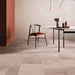 Soggiorno con pavimento Gaia di Savoia Italia in gres porcellanato effetto pietra 60x60 cm con bordo irregolare anticato per pavimenti rustici