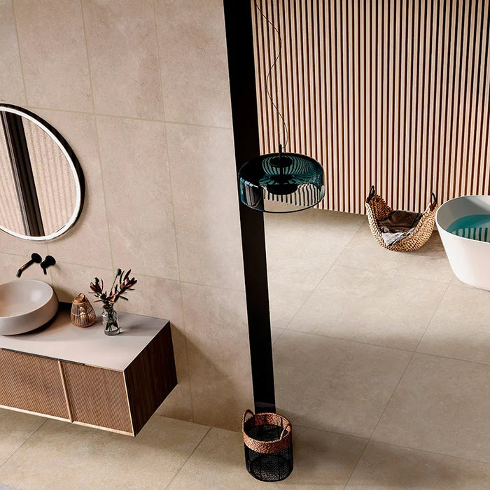 Bagno moderno con pavimento in gres porcellanato effetto pietra della collezione Oasi di Savoia Italia, formato 120x120 cm, colore Avana