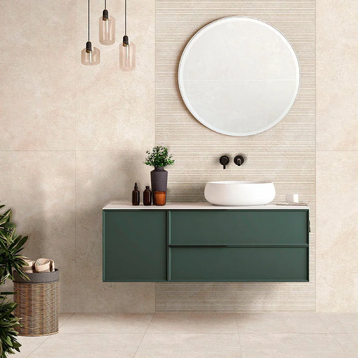 Bagno moderno con rivestimento in gres porcellanato effetto pietra rigata della collezione Oasi di Savoia Italia, formato 60x120 cm, Decoro Strutturato Avorio