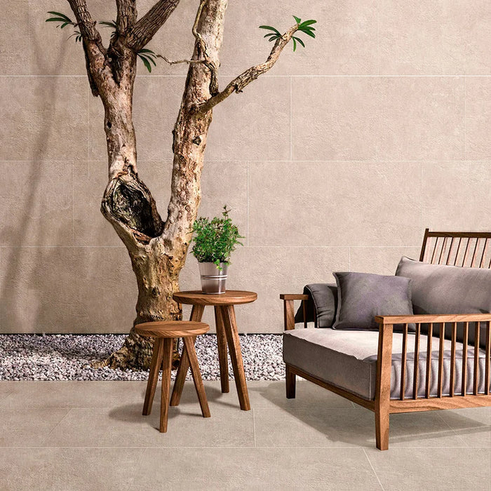 Giardino con pavimento in gres porcellanato effetto pietra della collezione Oasi di Savoia Italia, formato 60x120 cm antiscivolo, colore Desert