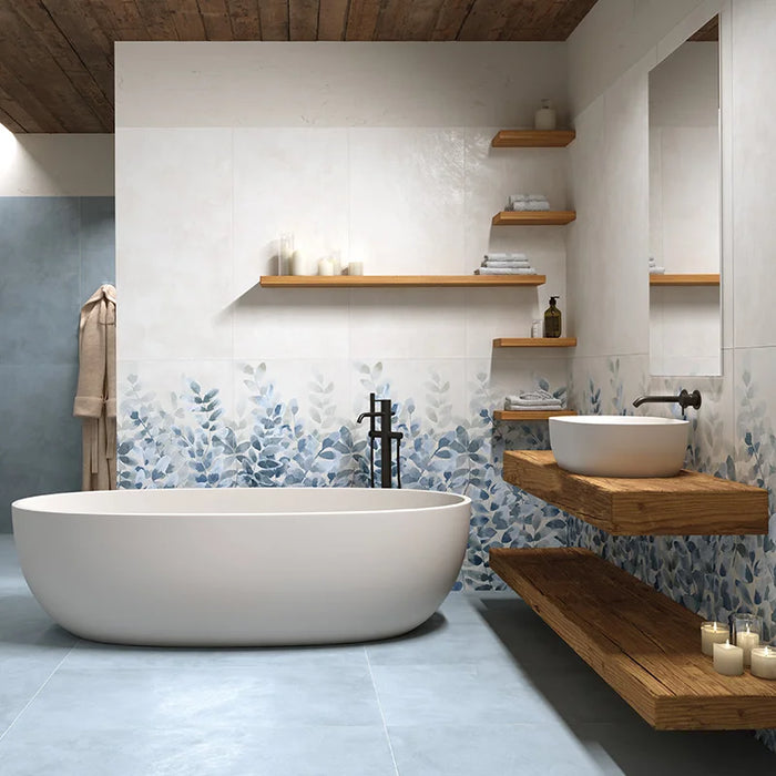 Bagno con rivestimento in gres porcellanato effetto carta da parati Decoro Fall della collezione Clay di Herberia Ceramiche in formato 60x120