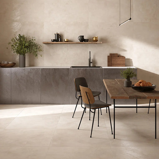 Cucina moderna con pavimento e rivestimento in gres porcellanato Greige della collezione Clay di Herberia Ceramiche in formato 90x90
