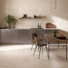 Cucina moderna con pavimento e rivestimento in gres porcellanato Greige della collezione Clay di Herberia Ceramiche in formato 90x90