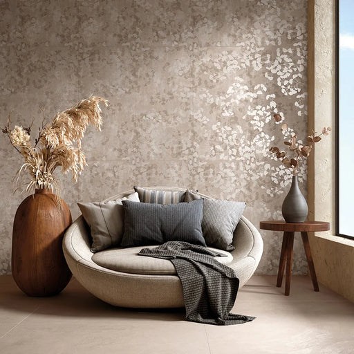 Salotto con rivestimento in gres porcellanato effetto carta da parati Decoro Ginkgo della collezione Clay di Herberia Ceramiche in formato 60x120