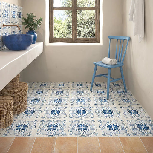 Dettaglio bagno con pavimento e rivestimento in gres porcellanato serie Cotti d'Italia di Herberia Ceramiche, effetto cementine Decoro Ravanello, formato 34x34 Colore Bianco e Blu