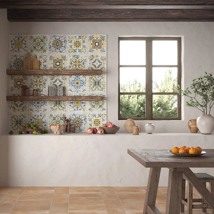 Cucina rustica con rivestimento in gres porcellanato serie Cotti d'Italia di Herberia Ceramiche, effetto cementine Decoro Vietri, formato 34x34 multicolor