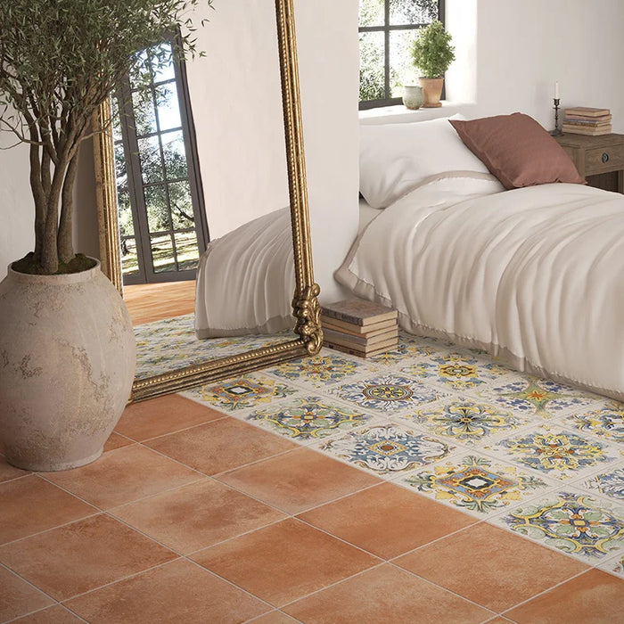 Dettaglio camera da letto con pavimento in gres porcellanato serie Cotti d'Italia di Herberia Ceramiche, effetto cotto Montalcino, formato 34x34 Colore cotto