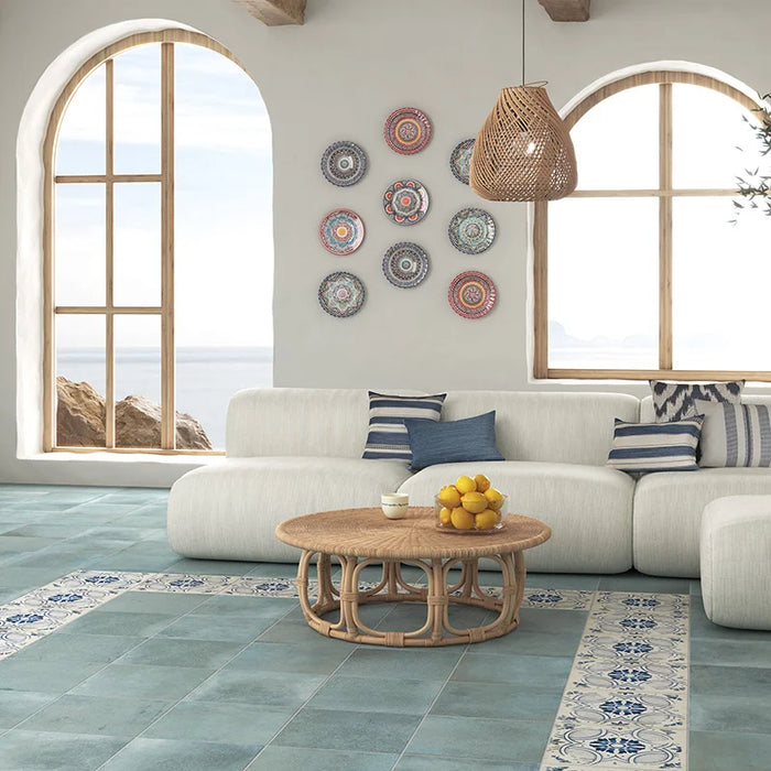 Sala con pavimento in gres porcellanato serie Cotti d'Italia di Herberia Ceramiche, effetto cotto Amalfi, formato 34x34 Colore Blu