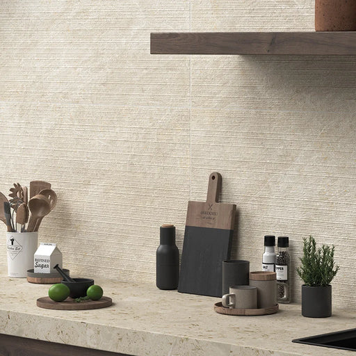 Dettaglio cucina moderna con rivestimenti in gres porcellanato effetto pietra rigata della collezione Dolomia di Herberia Ceramiche, formato 60x120, colore Ivory