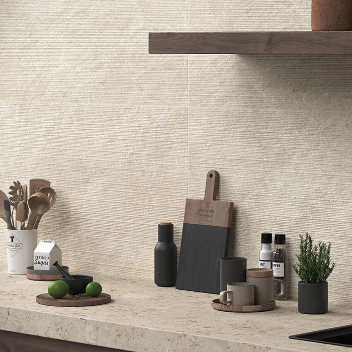 Dettaglio cucina moderna con rivestimenti in gres porcellanato effetto pietra rigata della collezione Dolomia di Herberia Ceramiche, formato 60x120, colore Ivory