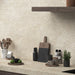 Dettaglio cucina moderna con rivestimenti in gres porcellanato effetto pietra rigata della collezione Dolomia di Herberia Ceramiche, formato 60x120, colore Ivory