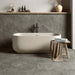Bagno moderno con vasca minimal e Piastrelle Glow Stone Oxid di Herberia Ceramiche in gres porcellanato effetto pietra con riflessi metallici 60x120 cm 