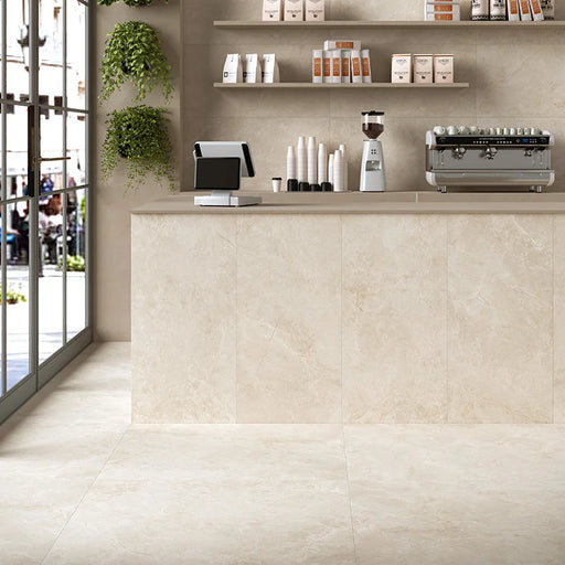 Bar moderno con pavimento Glow Stone Ivory di Herberia Ceramiche in gres porcellanato effetto pietra con riflessi metallici 120x120 cm