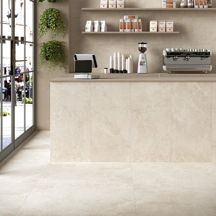 Bancore rivestito con piastrelle Glow Stone Ivory di Herberia Ceramiche in gres porcellanato effetto pietra con riflessi metallici 60x120 cm