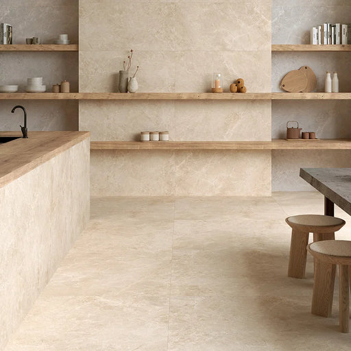 Cucina con pavimento Glow Stone Sand di Herberia Ceramiche in gres porcellanato effetto pietra con riflessi metallici 120x120 cm
