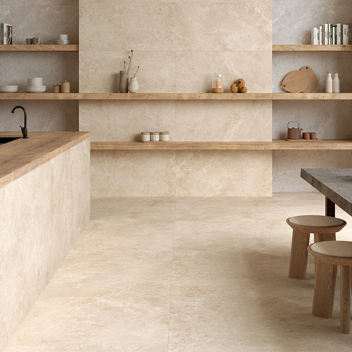 Cucina con pavimento Glow Stone Sand di Herberia Ceramiche in gres porcellanato effetto pietra con riflessi metallici 120x120 cm