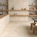 Cucina con rivestimento Glow Stone Sand di Herberia Ceramiche in gres porcellanato effetto pietra con riflessi metallici 60x120 cm
