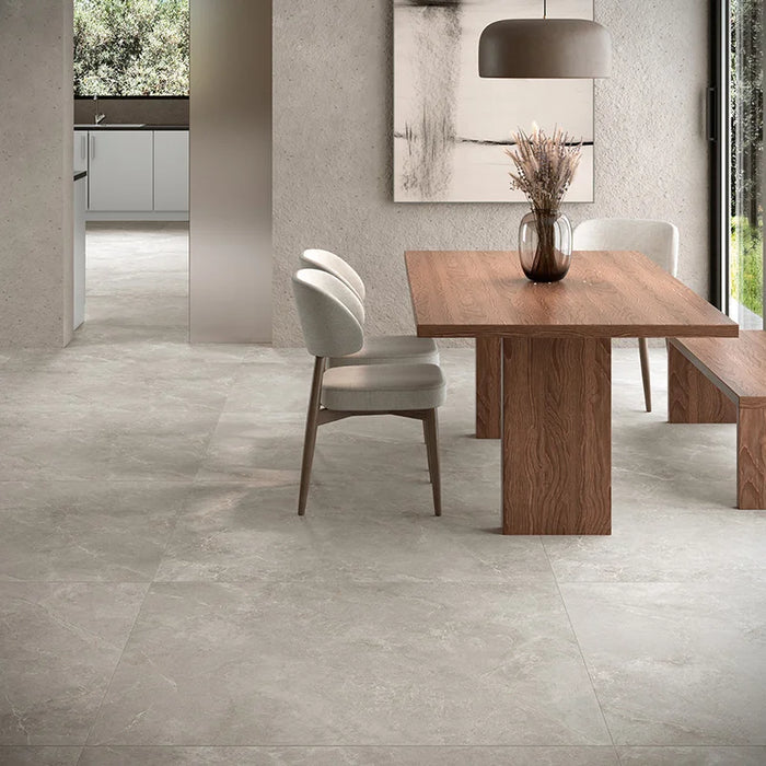 Soggiorno con pavimento Glow Stone Pearl di Herberia Ceramiche in gres porcellanato effetto pietra con riflessi metallici 120x120 cm