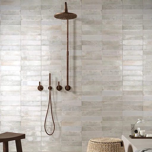 Doccia con rivestimento in bicottura effetto mattoncino, Brick Pearl 25x75 cm di Herberia, collezione Lime