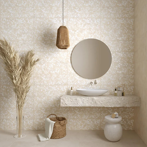Bagno rustico-chic con rivestimento in ceramica serie Lime di Herberia Ceramiche, Decoro effetto carta da parati Decoro 3D Lacy Sand 25x75