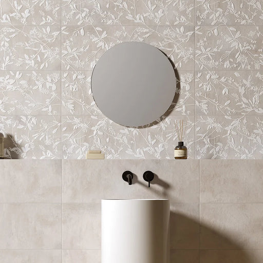 Bagno con rivestimento in ceramica serie Lime di Herberia Ceramiche, Decoro effetto carta da parati Decoro 3D Lacy Pearl 25x75