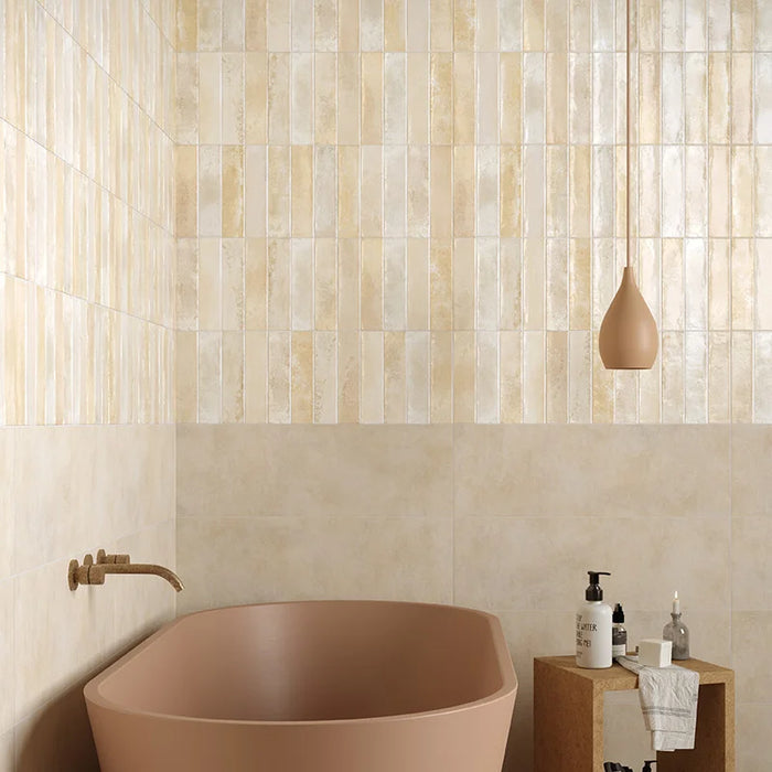 Bagno con rivestimento in bicottura effetto resina, Sand 25x75 cm di Herberia, collezione Lime