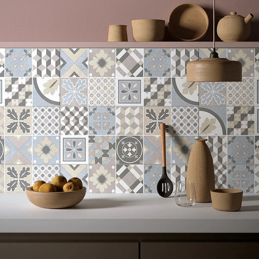 Rivestimento in bicottura effetto cementine, Decoro Maioliche 25x60 cm di Herberia, collezione Roma Wall