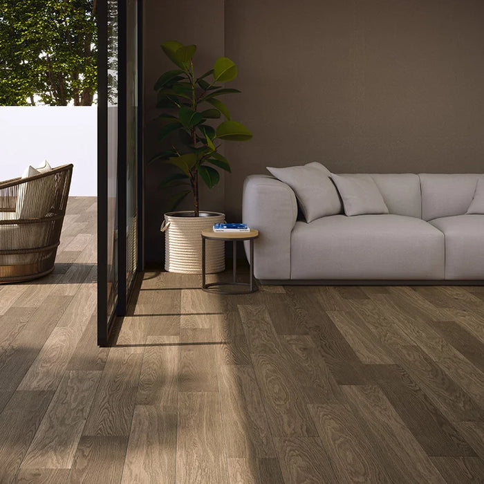 Piastrella in gres porcellanato effetto legno Moro della collezione Rovere di Herberia Ceramiche in formato 20x120