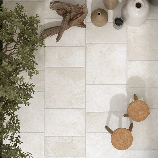 Piastrella per esterni in gres porcellanato effetto pietra Avorio della collezione Trani di Herberia Ceramiche in formato 60x60 grip r11