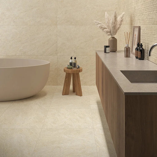 Bagno moderno con pavimento e rivestimento Dolomia Beige di Herberia Ceramiche in gres porcellanato effetto pietra 60x60 cm 
