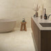 Bagno moderno con pavimento e rivestimento Dolomia Beige di Herberia Ceramiche in gres porcellanato effetto pietra 60x60 cm 