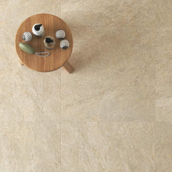 Piastrella Dolomia Beige di Herberia Ceramiche in gres porcellanato effetto pietra 90x90 cm per pavimenti e rivestimenti contemporanei.