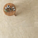 Piastrella Dolomia Beige di Herberia Ceramiche in gres porcellanato effetto pietra 90x90 cm per pavimenti e rivestimenti contemporanei.